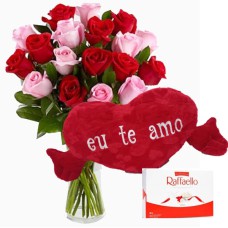 AV15-Arranjo no Vaso G com 24 Rosas Vermelhas e cor Rosa+Chocolate Rafaello 9un+Coração Grande "Eu Te Amo" 48x52