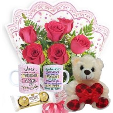 MB81-Mini buquê 6 Rosas Vermelhas+1Caneca Mulher+Chocolate 3un+Urso Coração com Laço 20cm